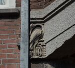 In de gevel zitten twee sculpturen van vogels verstopt.
<br/>
Richard Keijzer, 2015-08-13